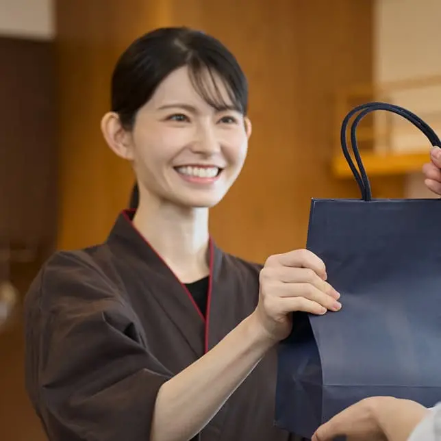 銀座とざきで働くスタッフの写真