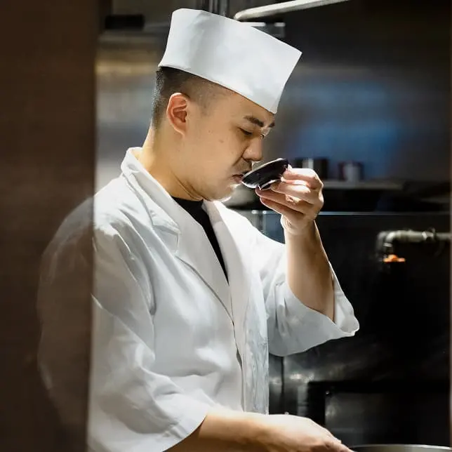 銀座とざきで働くスタッフの写真