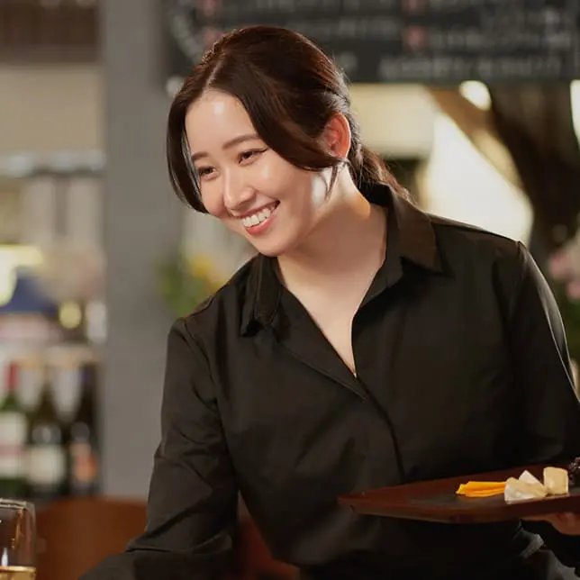 銀座とざきで働くスタッフの写真