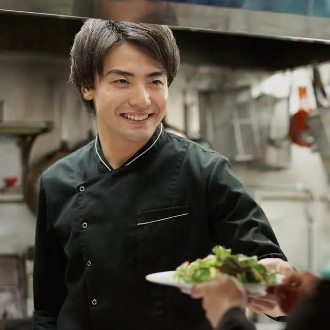 銀座とざきで働くスタッフの写真